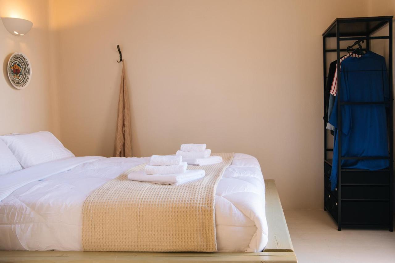 Pink Freud Santorini Vila Oía