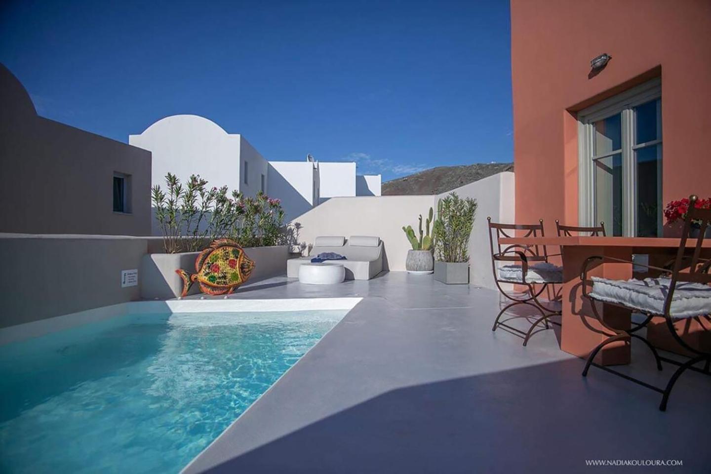 Pink Freud Santorini Vila *