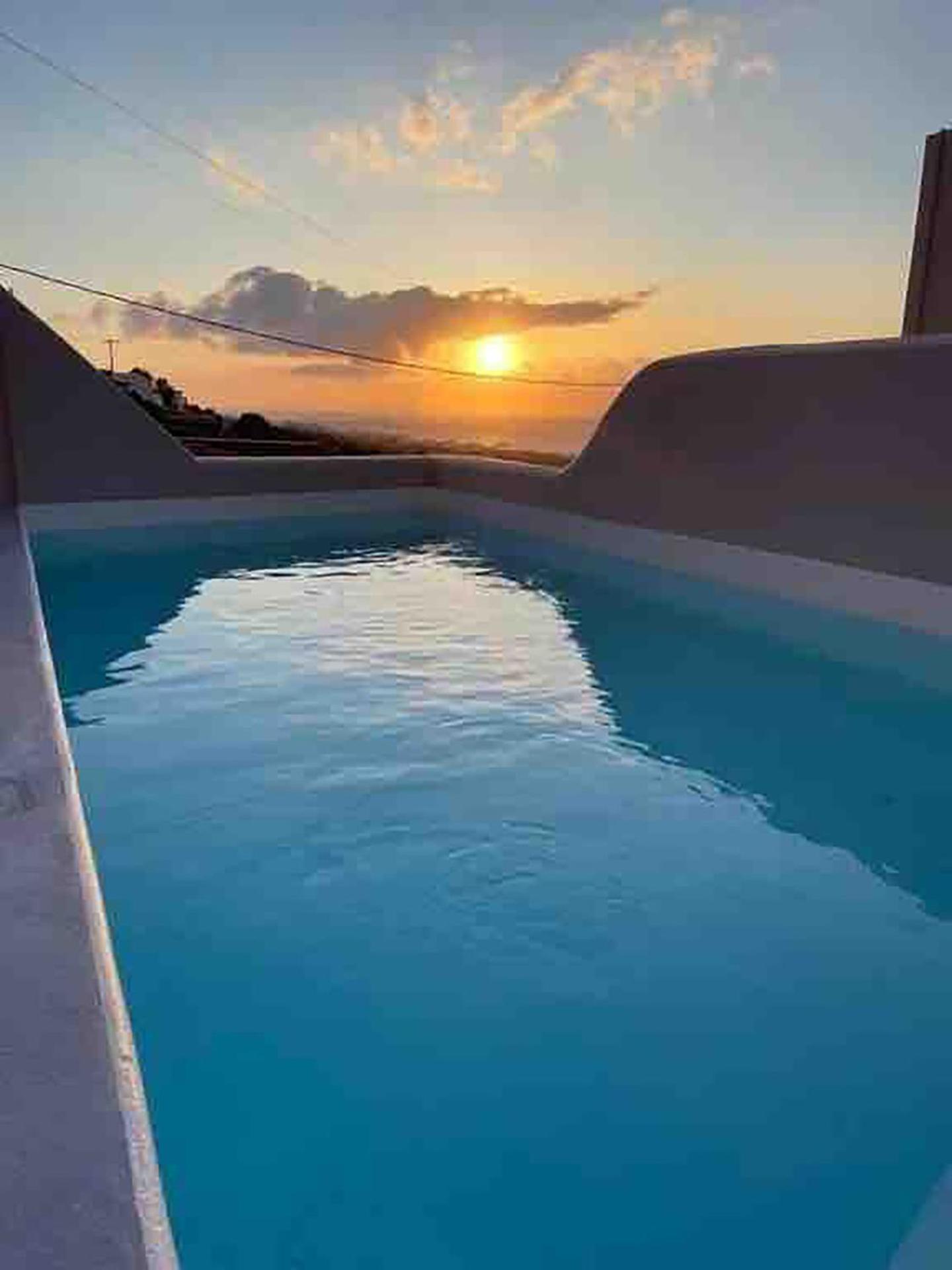 Vila Pink Freud Santorini Oía