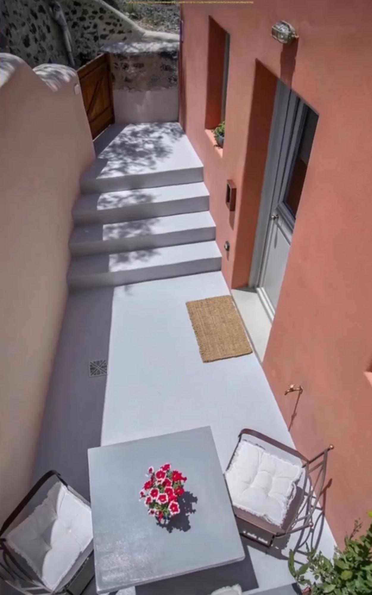 Pink Freud Santorini Oía