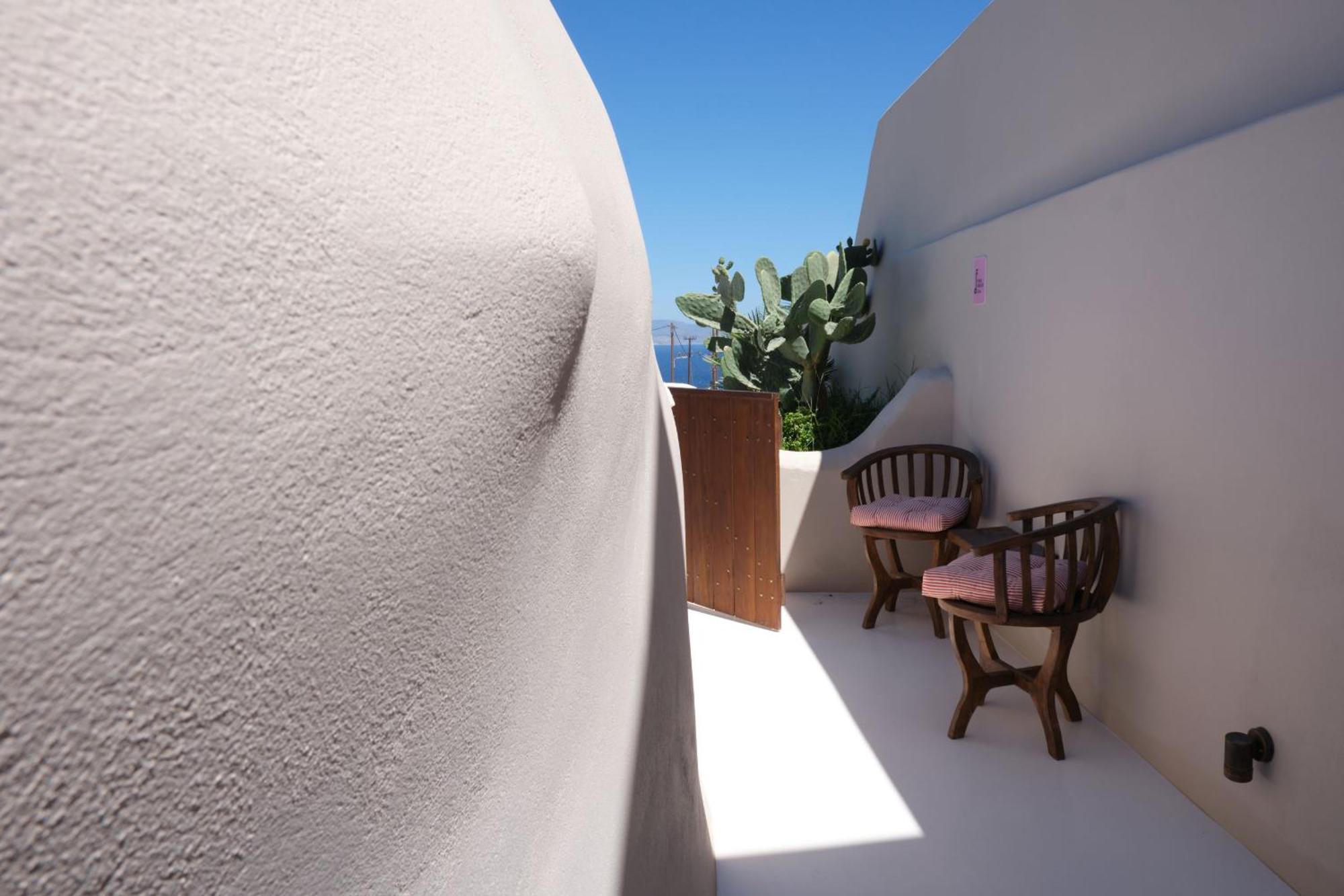 Pink Freud Santorini * Oía