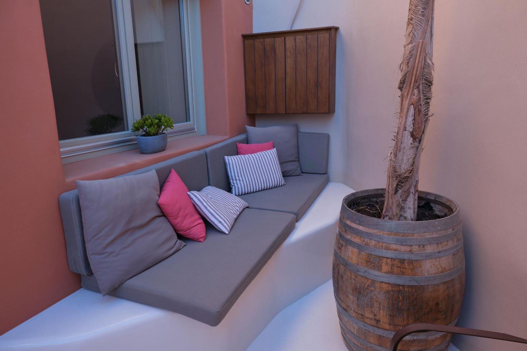 Willa Pink Freud Santorini Oía
