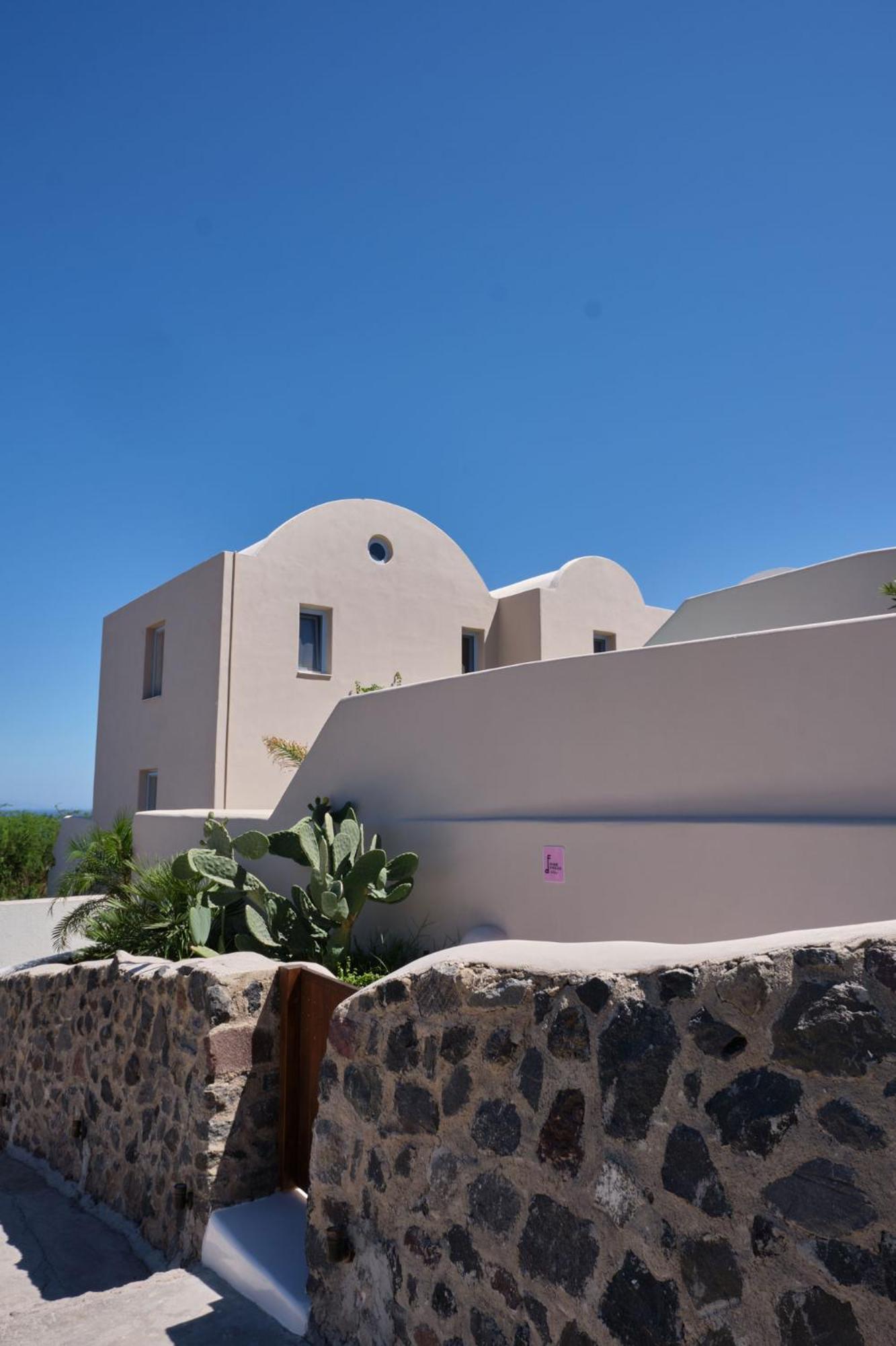 Pink Freud Santorini Vila Oía