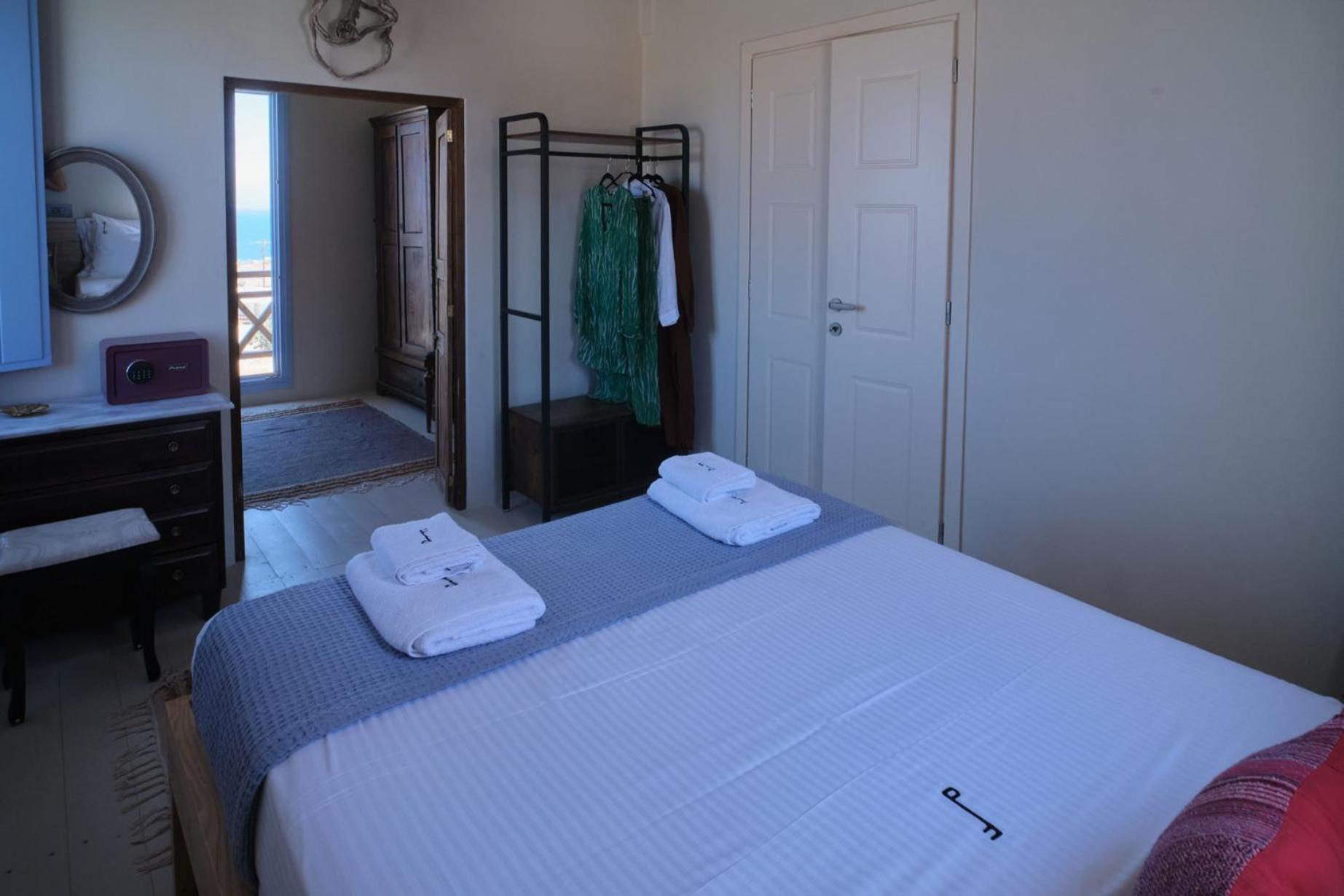 Pink Freud Santorini Vila *