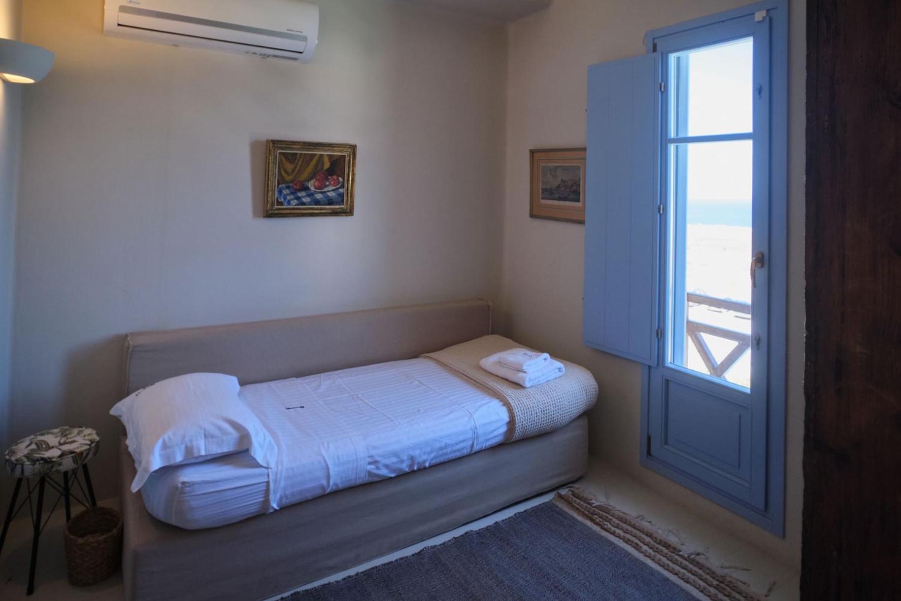 Pink Freud Santorini Vila *